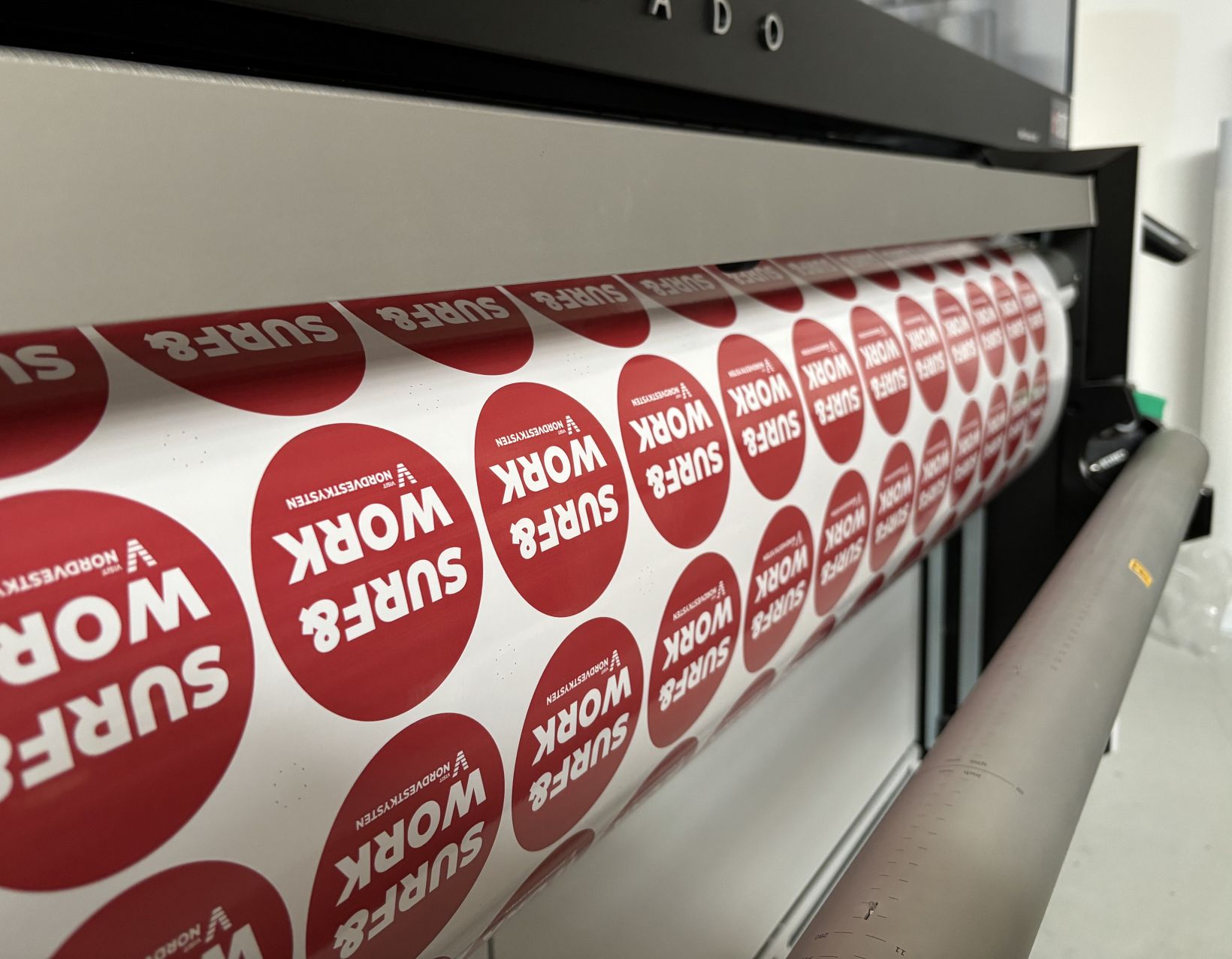 Grafisk Tryk laver bannere, roll ups, etiketter, skilte etc. i storformatprinteren