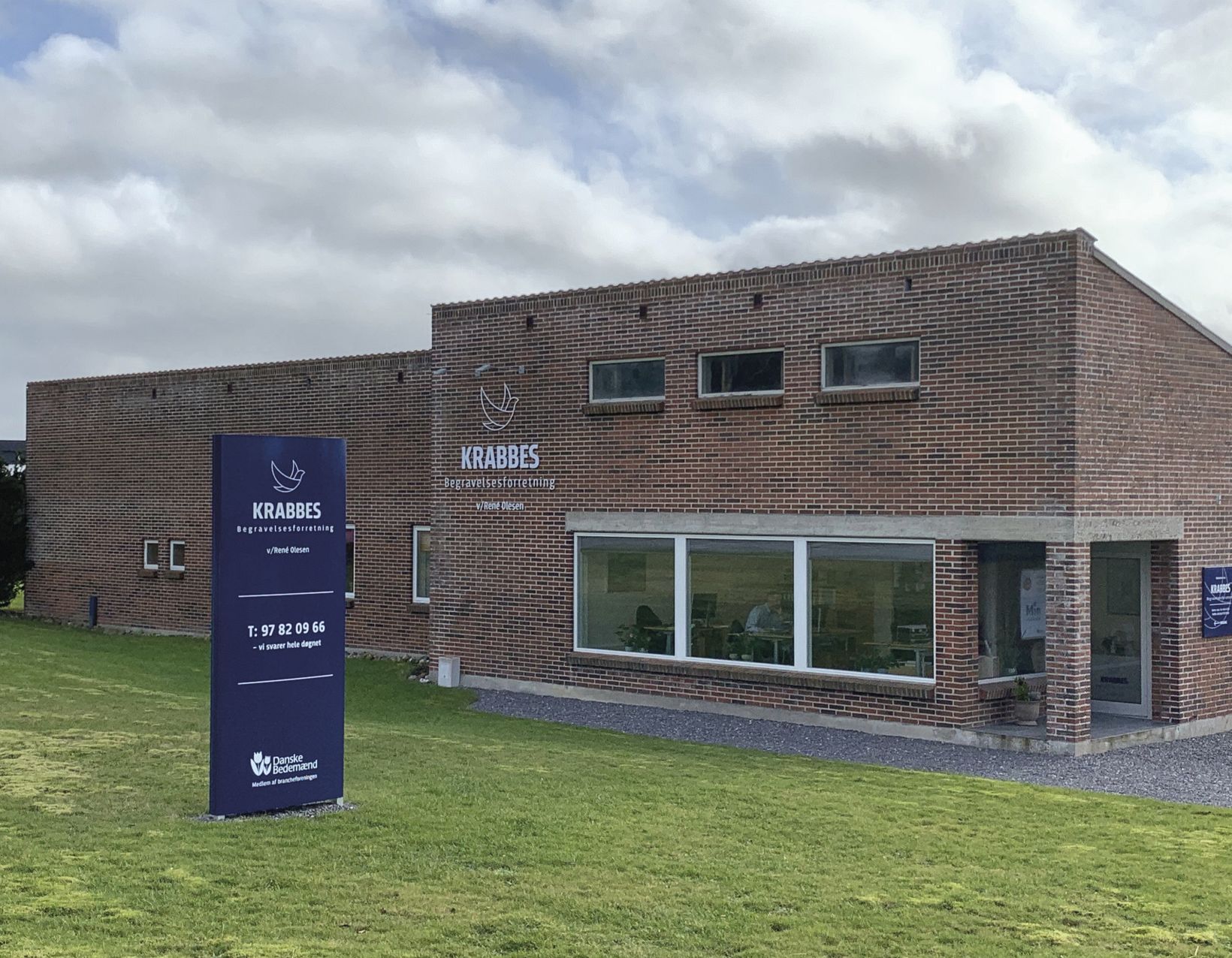 Grafisk Tryk har designet logo samt lavet diverse skiltning til Krabbes Begravelsesforretning