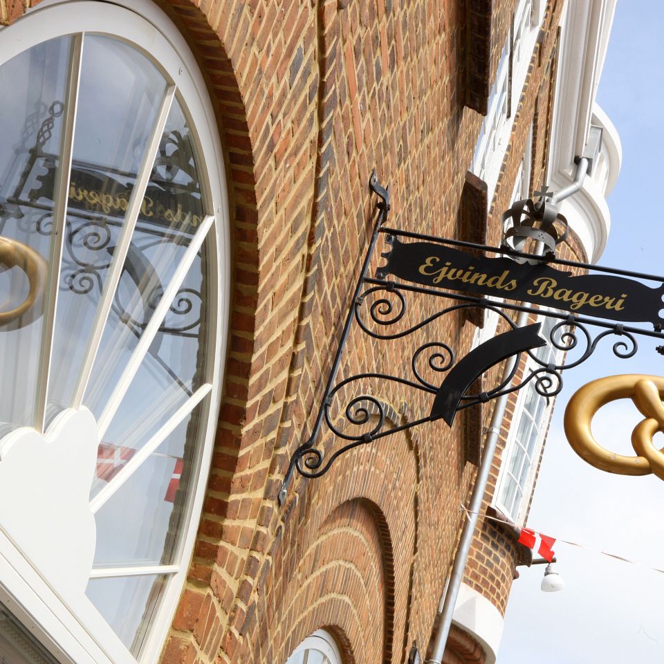 Den ikoniske bygning Nørrehus i Ringkøbing med den 100-årige biografhistorie har undergået en større renovering og er nu bageri og cafe.