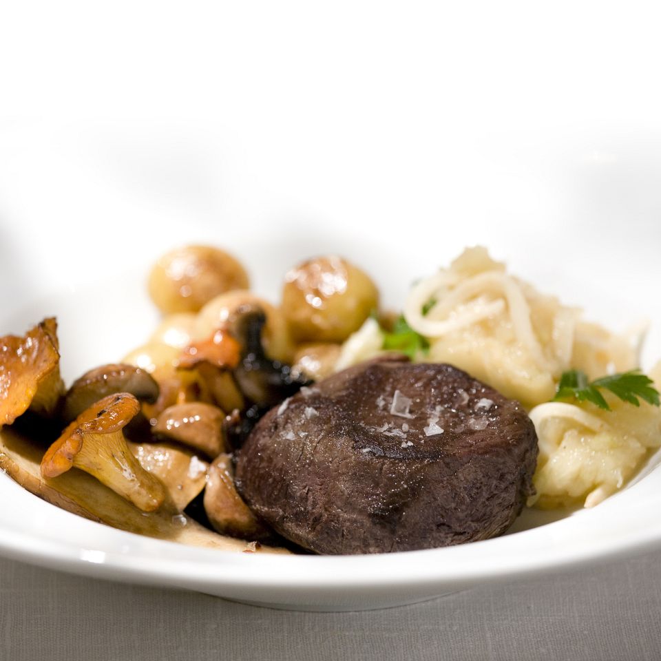 Klosterhedens Vildt i Bækmarksbro giver her opskriften på krondyrsteaks med æbleselleri kompot, svampesauce og kartofler