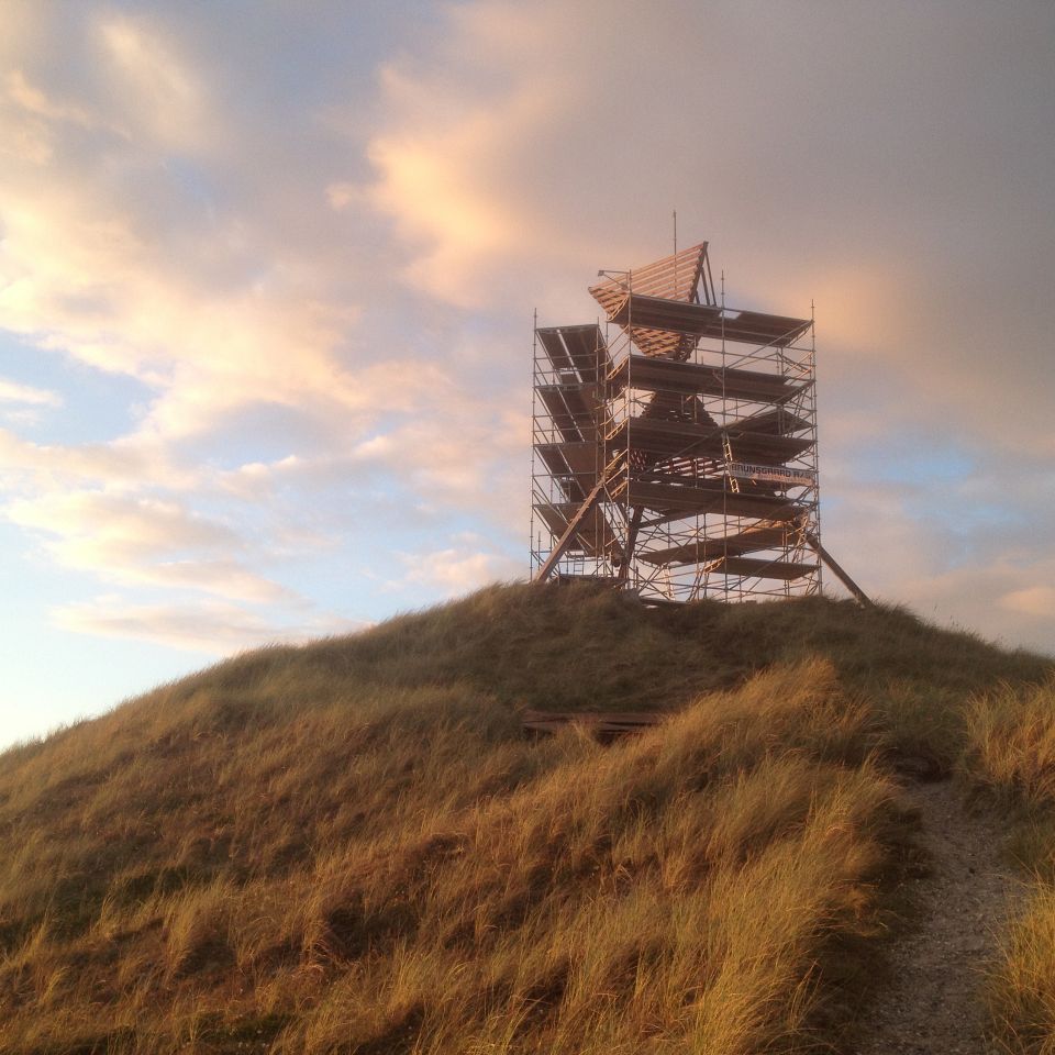 Den markante trækonstruktion på klittoppen ved Sidselbjerg Strand får en omgang maling...