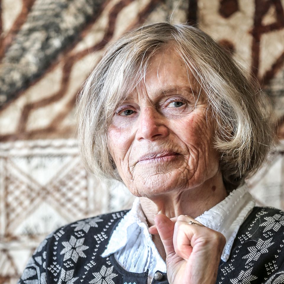 Elin Nilsson har brugt 30 år på at væve kunst- og kulturcenter Tuskær syd for Fjaltring...