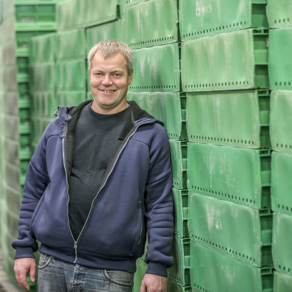 En moderne fiskekasse er ikke længere bundet til en bestemt havn, men er til gengæld udstyret med et unikt nummer, så den registreres og følges hele vejen fra hav til fiskehandler