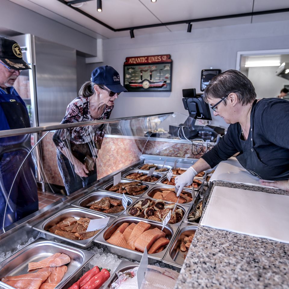 Nørgaard Fisk & Røgeri har siden påske drevet fiskebutik på Thorsminde Havn