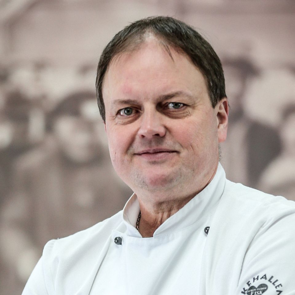 Med restaurant, havneknejpe, køkken, fiskebutik og iskiosk i Thyborøns tidligere auktionshal driver indehaveren af  Fiskehallen, Anders Olesen, en særdeles alsidig fiskeforretning