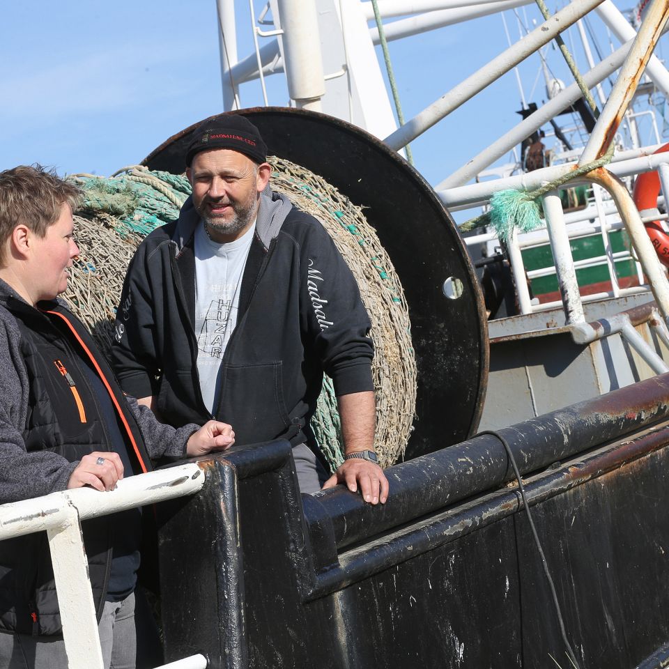 Tæt samarbejde mellem fiskeskippere og Fiskeriskolen  i Thyborøn hjælper nye fiskere i gang.