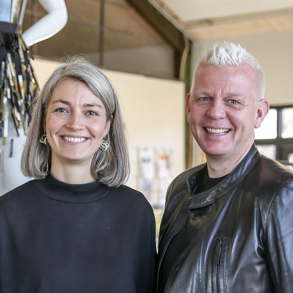 Sara Brunn Buch og Jørgen Simonsen lever til daglig i to forskellige verdener. Et uventet samarbejde om Hornvarefabrikkens jubilæumsshow åbnede et fælles univers...