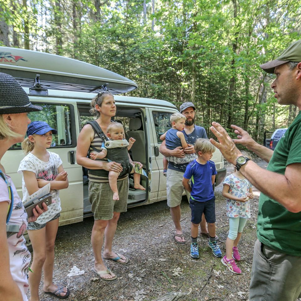 Det startede med en enkelt traktorbus, men i dag arrangerer JyllandsAkvariet i Thyborøn ture ud i naturen hele året af  næsten enhver slags. 