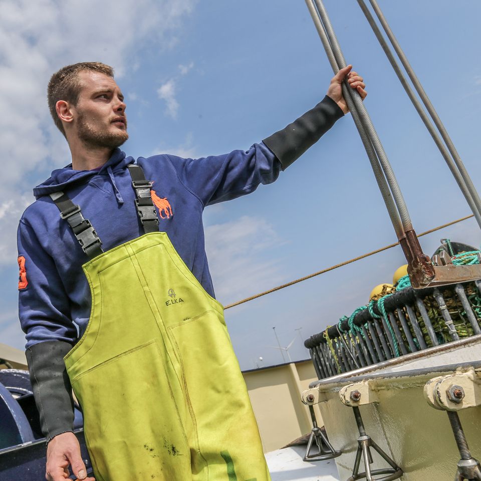 Morten Jensen fra Thyborøn har forladt en sælgerkarriere i storbyen for at pakke fisk på Nordsøen...