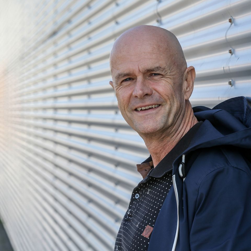 På en mole ved Nordsøkaj i Hvide Sande er lange to-trawl trukket ud i fuld længde fra fiskefartøjet RI 426 Mette Janni. 