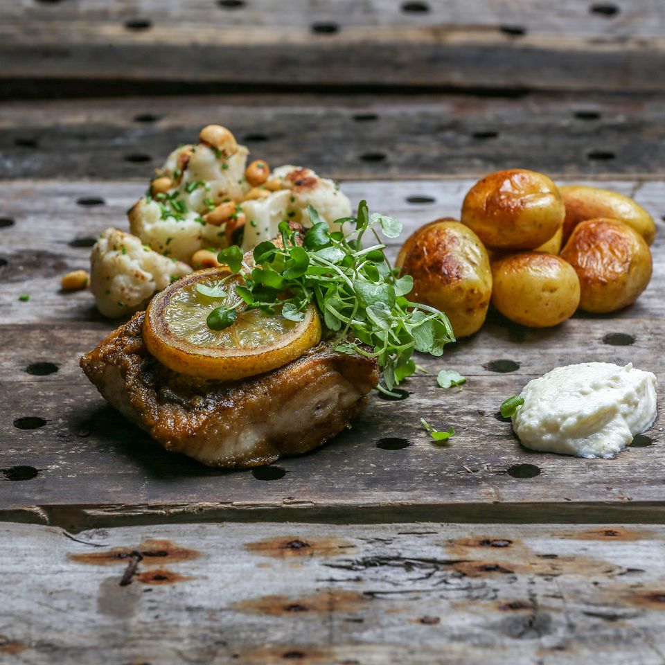 Et fad med ovenbagt helleflynder-filet og urter er Thyborøn-fiskeskipper Tamme Bolts favorit-fiskeret.