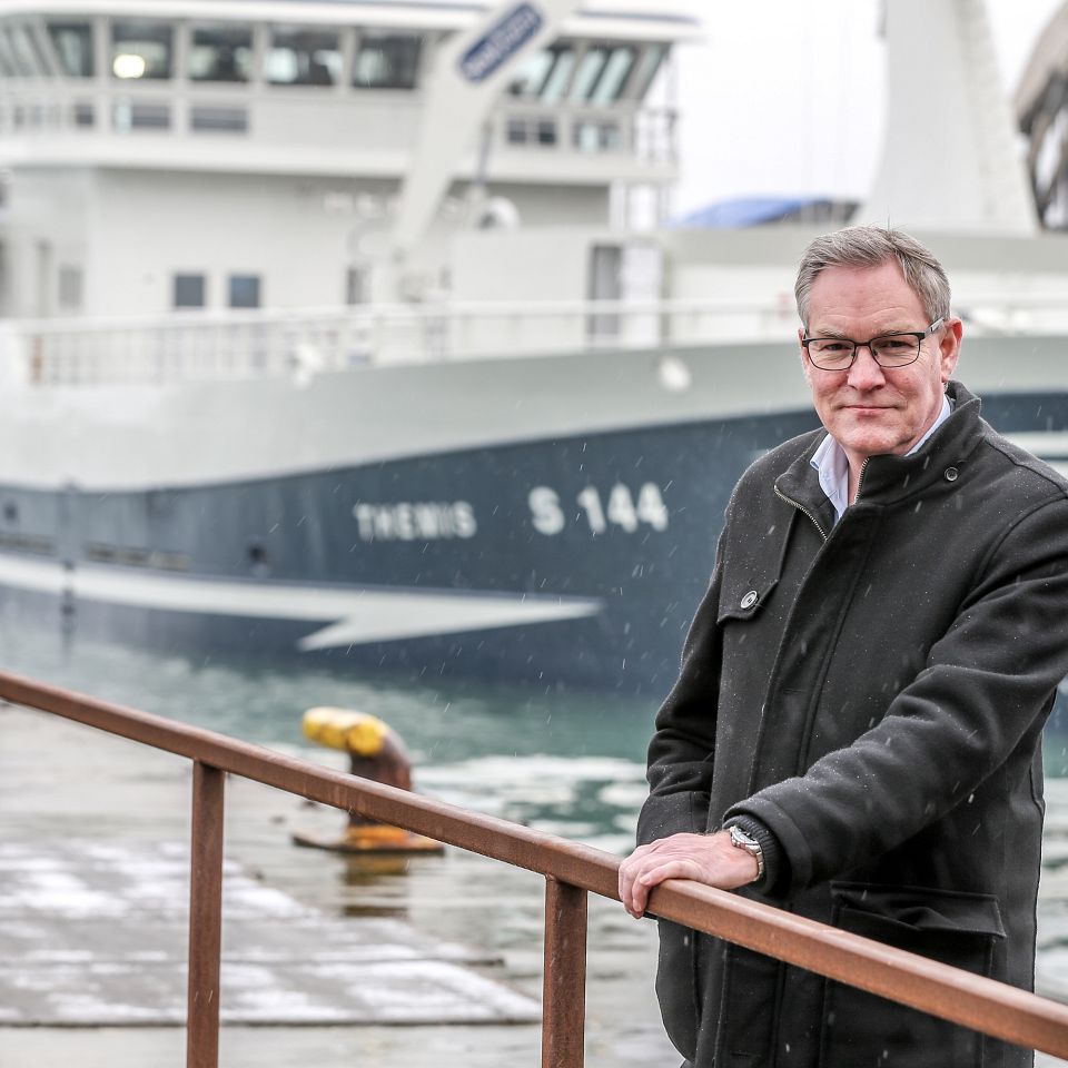 Thyborøn Havn bobler af aktivitet og ikke mindst tilfredshed med, at den nye Offshorekaj har løftet opgaven i forbindelse med opstillingen af fire havmøller i Nissum Bredning.