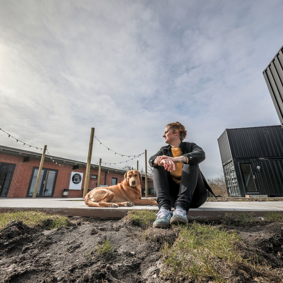 Helle Langer foran 18b i Harboøre