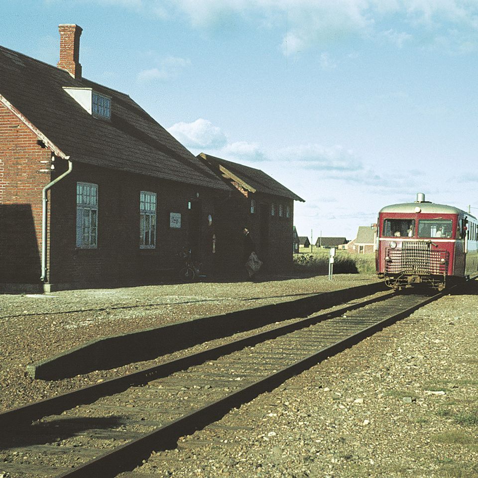 Togturen fra Vemb over Lemvig til Thyborøn er også historien om et stædigt lokalsamfund, der ikke ville gå glip af den udvikling, som jernbanerne førte med sig.