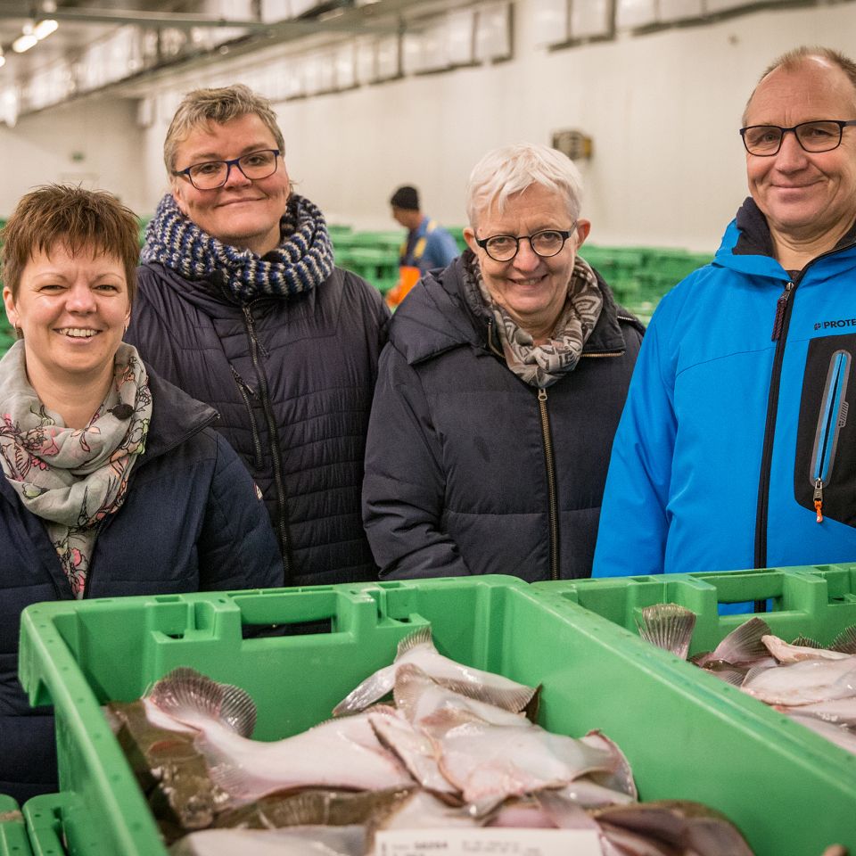 Ny tv-serie om vestkyst-fisk følger blandt andet medarbejdere fra storkøkken på havnebesøg i Hvide Sande...