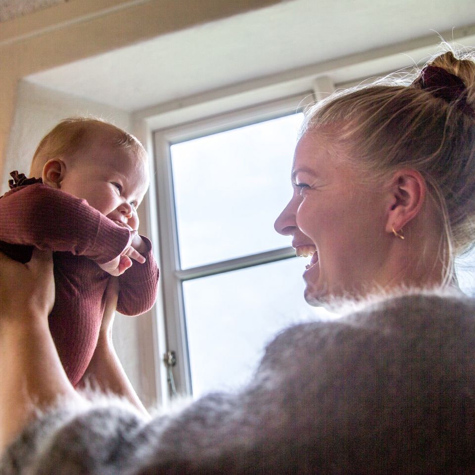 Line og Martin Hald er et blandt fire unge par, som for nylig har flyttet deres familieliv fra Aarhus til Harboøre for at blive del af et stærkt lokalsamfund.