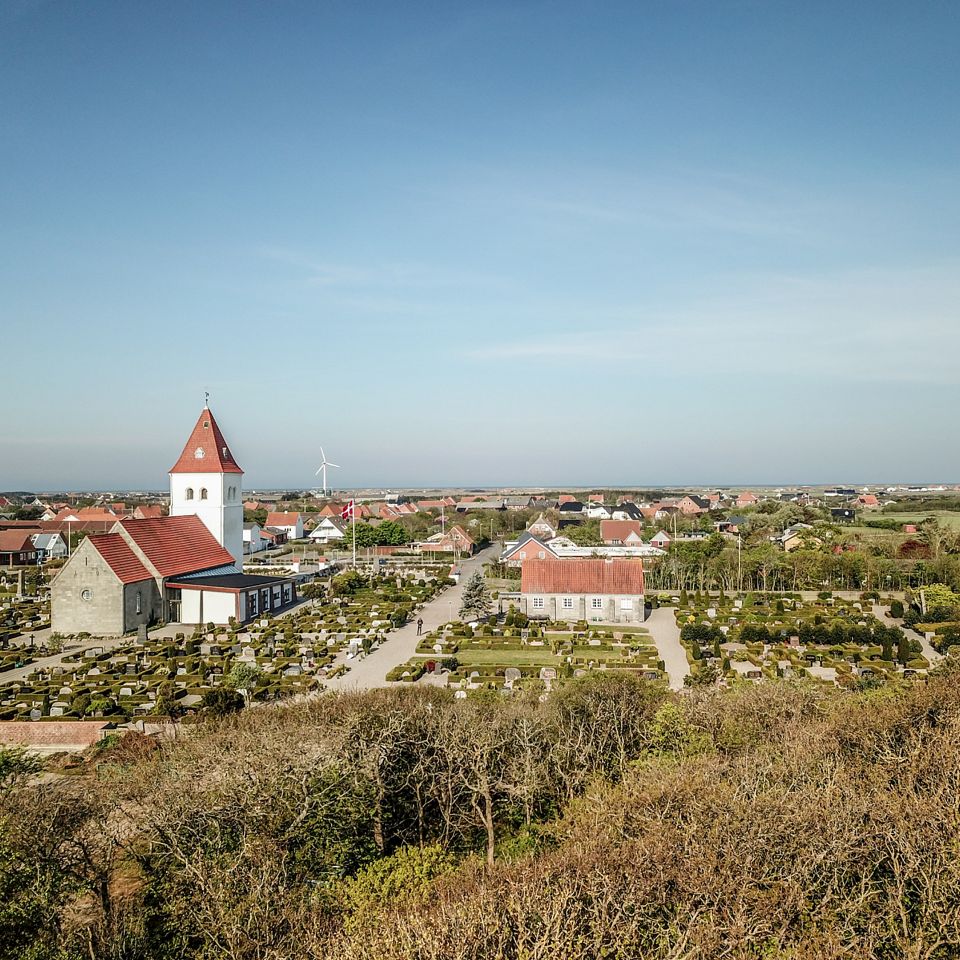 Koncerter, pilgrimsvandringer og rundvisninger væver lokale menigheder og sommerens gæster sammen i kultur, historie og nærvær med kirken som afsæt.