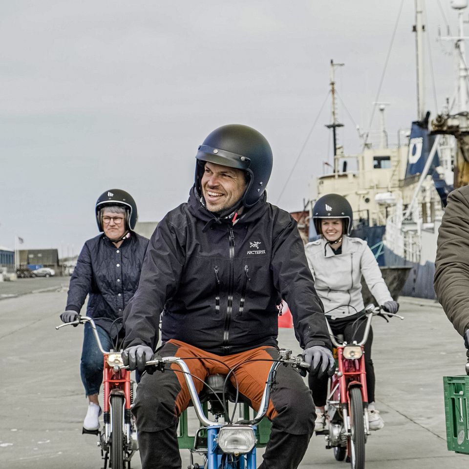 Vestjyde Jens Hedevang trækker i Harboørehabit og ruller Puch Maxi'er frem for at give gæster og turister en autentisk oplevelse 