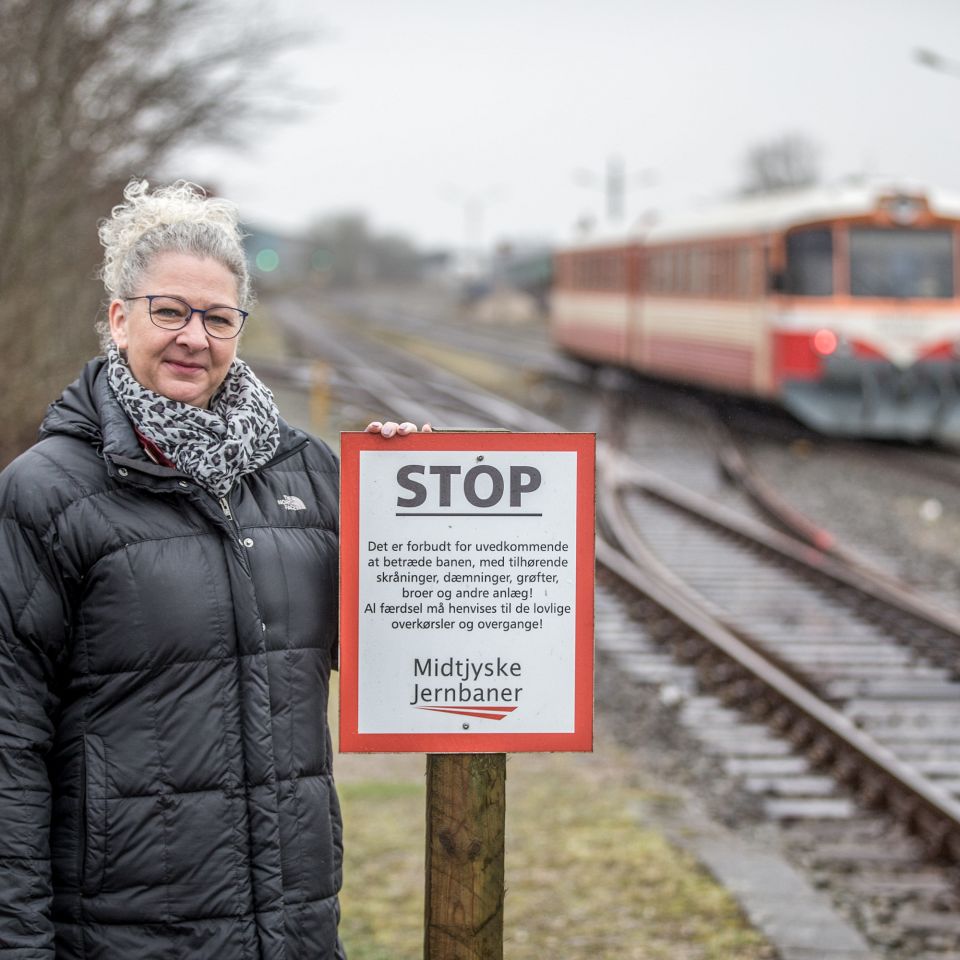 Midtjyske Jernbaners tog er hyggelige, men bagved jernbanedriften og togskinnerne ligger et stort arbejde med sikkerhed...