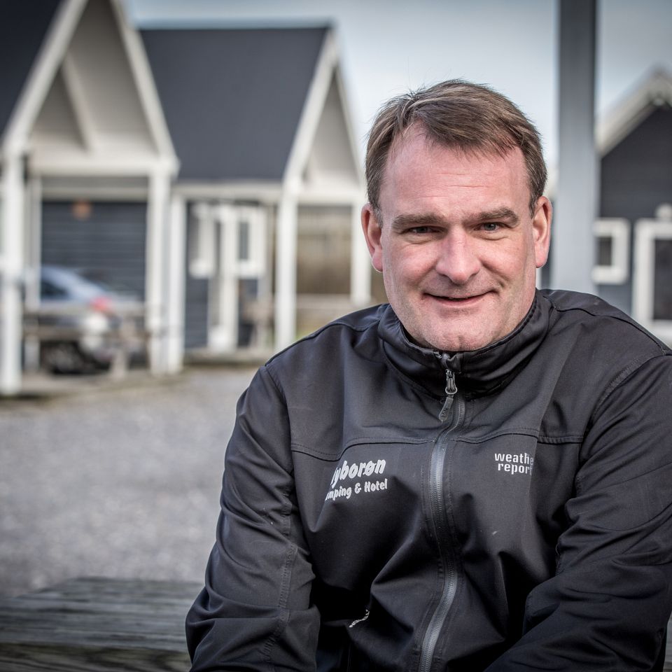 Lars Byskov blev lejrchef i sin hjemby ved et tilfælde. Nu er han blandt drivkræfterne i arbejdet for at give Thyborøn identitet som turistdestination.