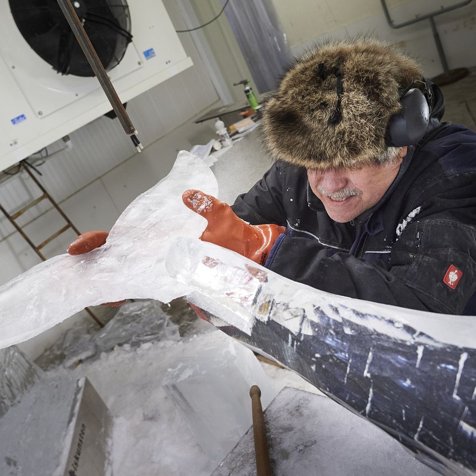 Verdens hvaler i is. Iskunsten i Thyborøn hylder klodens største pattedyr.
