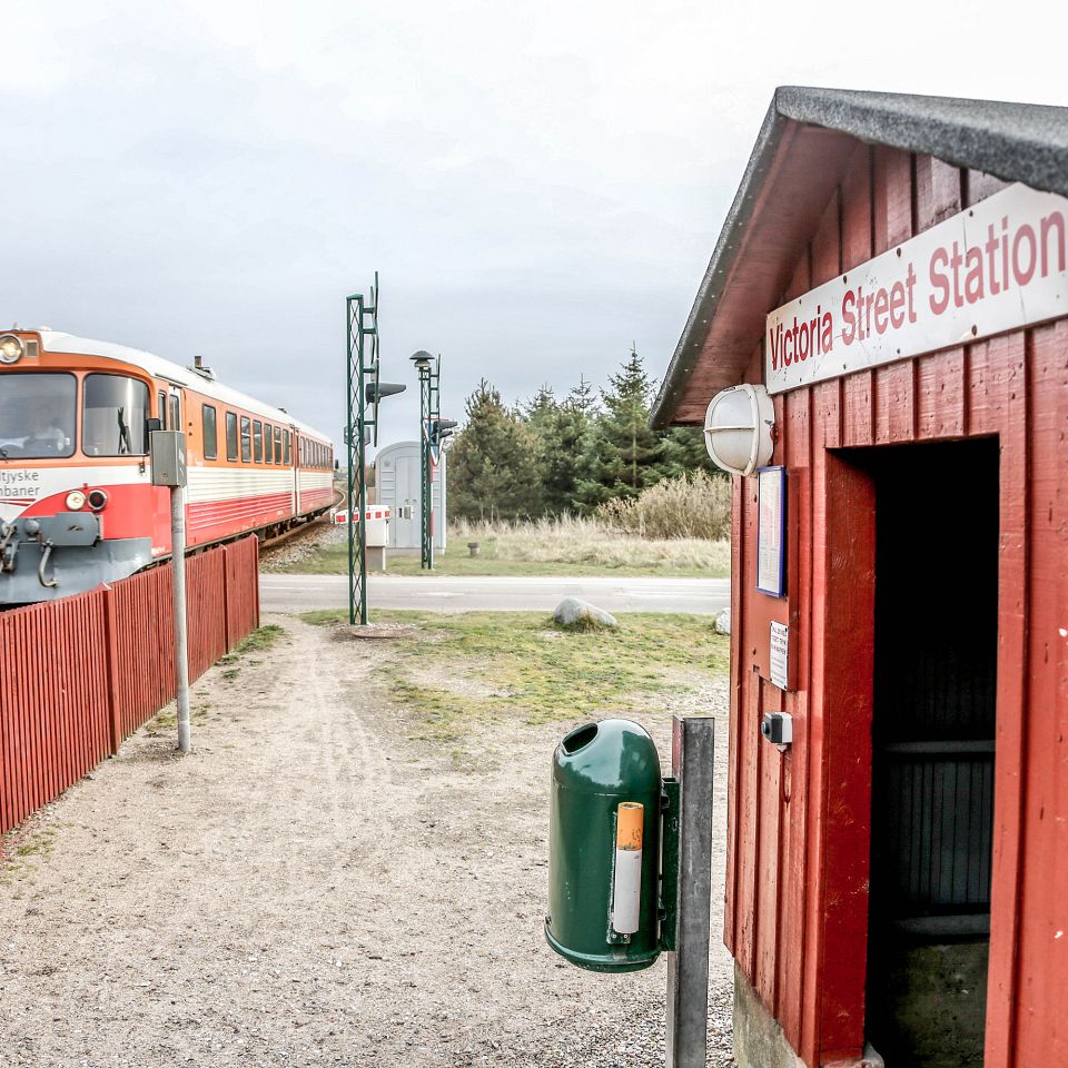 Samarbejde mellem tre lokale feriehusudlejere om gratis togbilletter til sommerhusgæsterne er kommet godt fra start på Lemvigbanen.