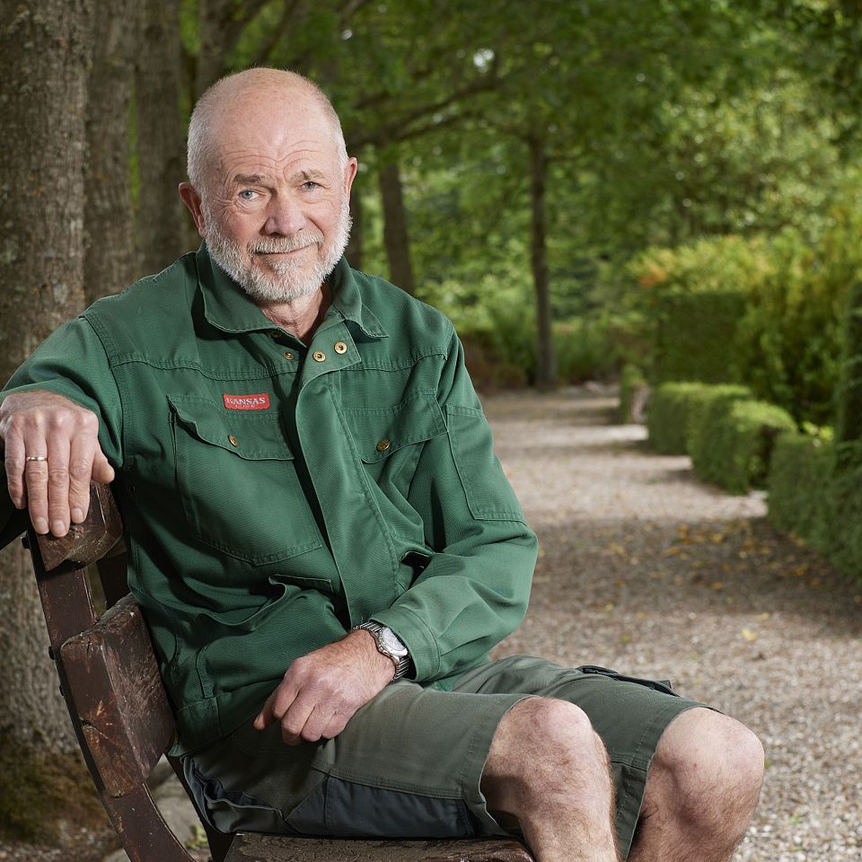 Graveren med grønne fingre - en artikel om graver Poul Jensen, Bækmarksbro