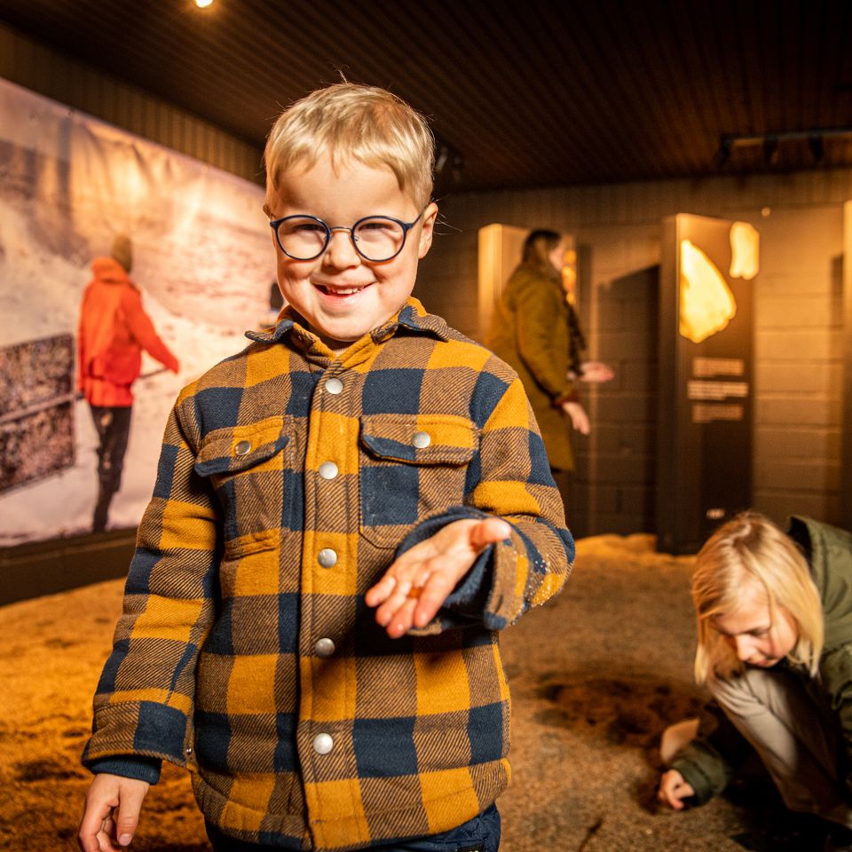 Ravet lyser op - en artikel om RAV. Et nyt udstillings- og oplevelsessted i Houvig