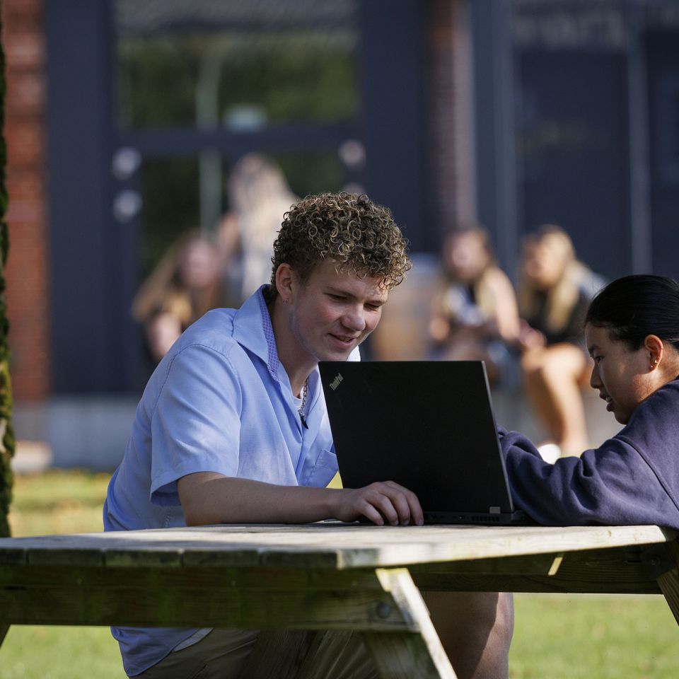 Ungdomsliv i Nørre Nissum - artikel om VIA University College og hf i Nørre Nissum