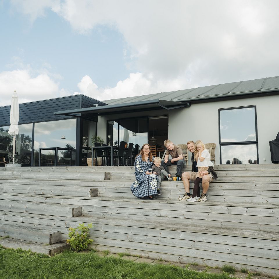 Sarah og Alex valgte et fortravlet liv i storbyen fra, og vendte hjem til tryghed, natur og en roligere og rigere hverdag for familien.