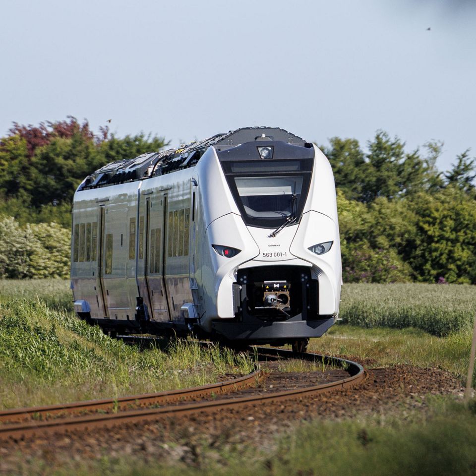 Midtjyske Jernbaner lægger som de første i Danmark deres togdrift om fra diesel til strøm...