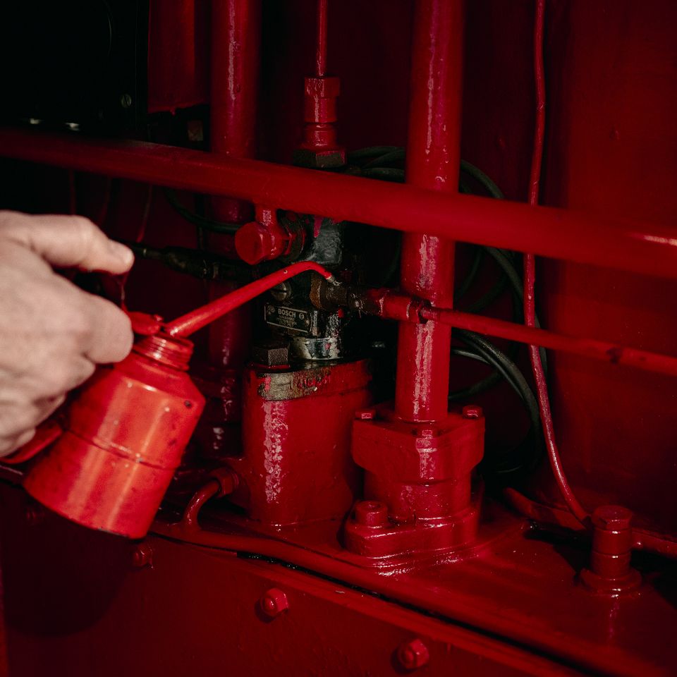 Æ Motorrum i Thyborøn er et arbejdende museum og samlingssted for motorkyndige - uden lange negle