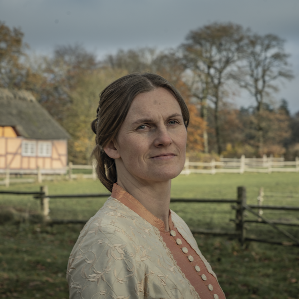 På Frilandsmuseet Hjerl Hede bliver Signe Dalgaard-Nielsen præstefrue og mor til tre børn en uge om året