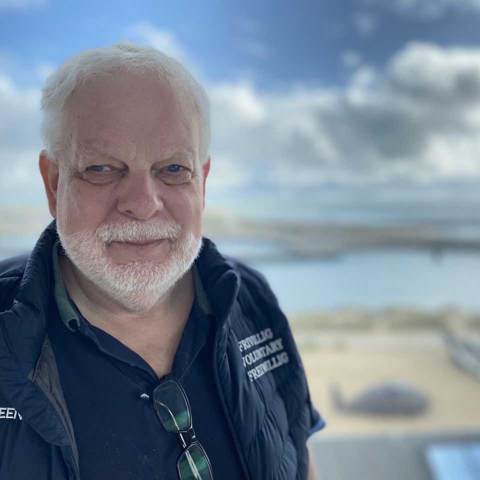 Som frivillig vært og rundviser bringer Steen Lorentzen gæsterne på Strandingsmuseum St. Georges i berøring med historier om livet og døden til søs