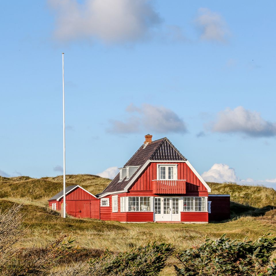 Ældre sommerhus beliggende i Vejlby Klit. Foto: Henrik Vinther Krogh