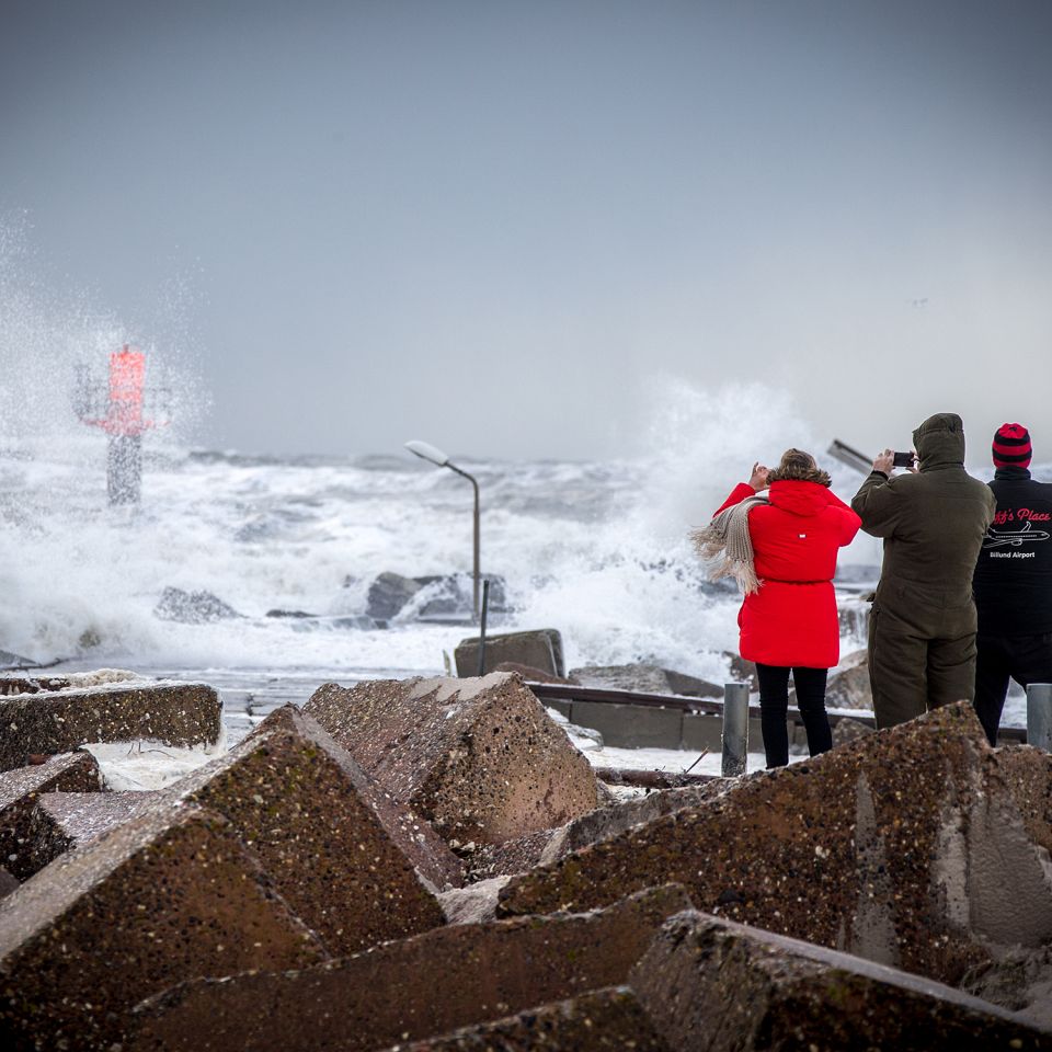 Storm langs nordvestkysten med beskuere. Foto: Henrik Vinther Krogh