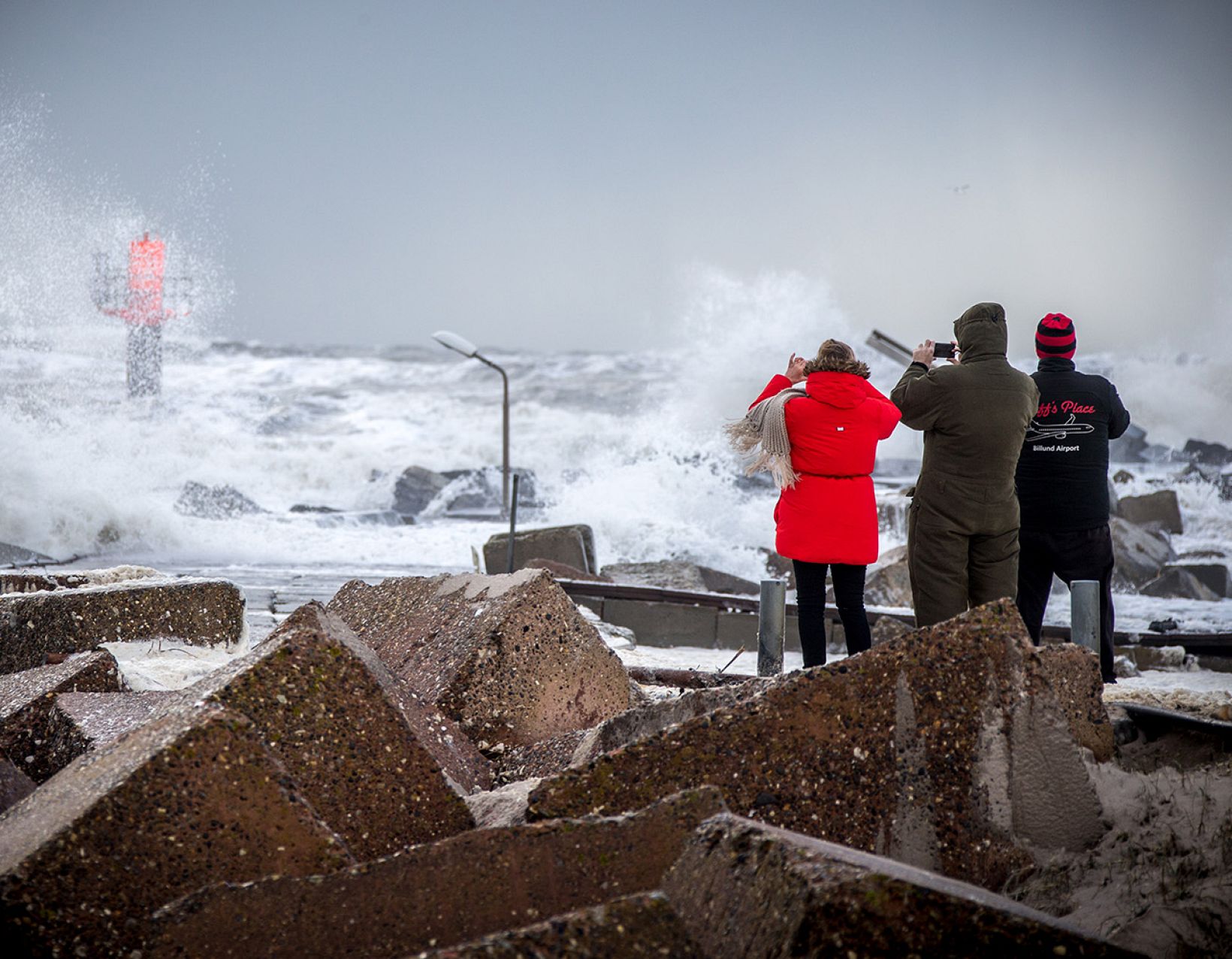Storm langs nordvestkysten med beskuere. Foto: Henrik Vinther Krogh