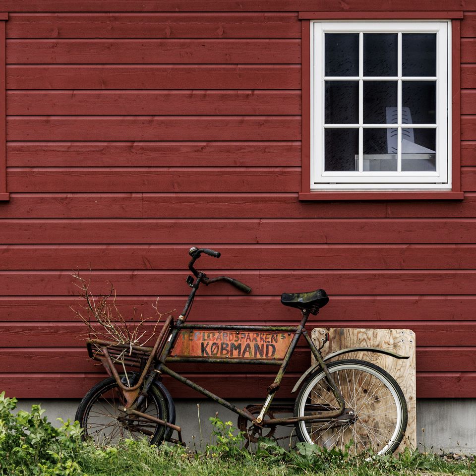 En gammel cykel placeret ved De Røde Barakker i Thyborøn - Foto: Johan Gadegaard