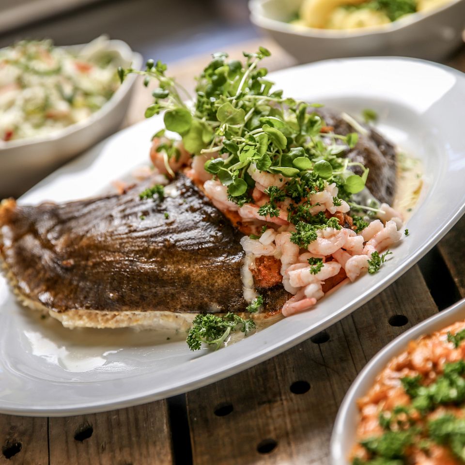 Fiskeskipper Johnny Pedersen fra Thorsminde-fartøjet L347 Palermo deler her sin egen opskrift p fyldt Pighvar – en af vestkystens gode fladfisk