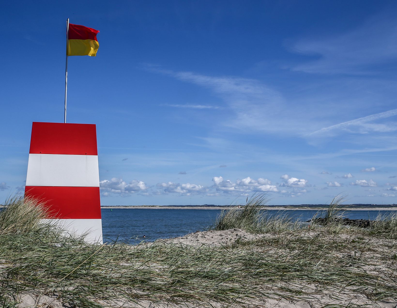 TRYG livreddertårn på stranden i Thyborøn fotograferet af Henrik Vinther Krogh