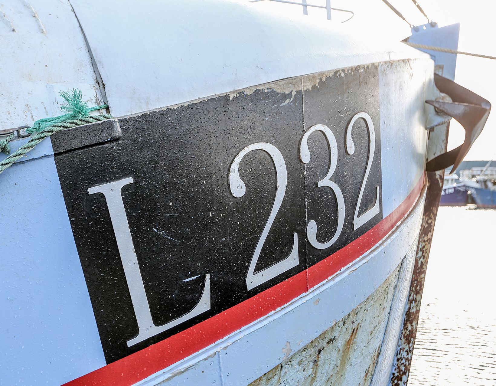 Klassisk blå fiskekutter i Thyborøn Havn. Foto: Johan Gadegaard